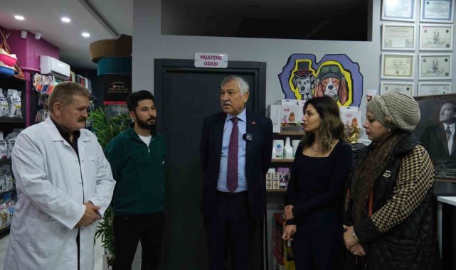 Belediye Başkanı Karalar, Atatürk'e hakaret edilen veteriner kliniğini ziyaret ederek, "yalnız değilsiniz" mesajı verdi