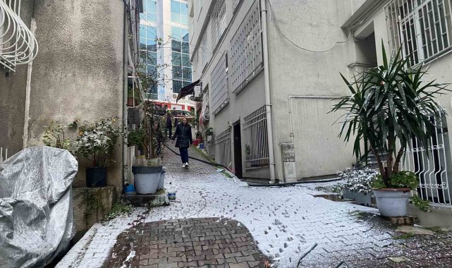 Beyoğlu'nda binada çıkan yangın korkuttu: Mahsur kalan yaşlı kadın kurtarıldı