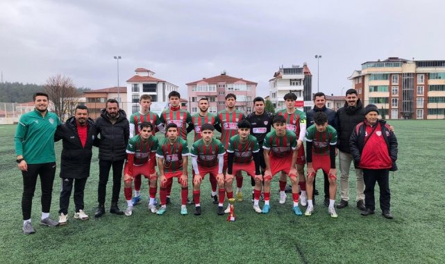 Bilecik U-18 Gençler Ligi'nde 2 hafta önce şampiyonluğu garantileyen 1308 Osmaneli Belediyespor kupasına kavuştu