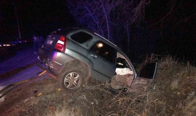 Bilecik'te alkollü sürücünün kullandığı araç köprüden aşağı düştü, 2 yaralı