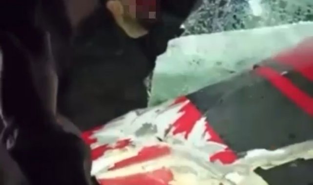 Bursa'da tıra çarpan otomobil hurdaya döndü...Sıkışan sürücü kurtarıldı