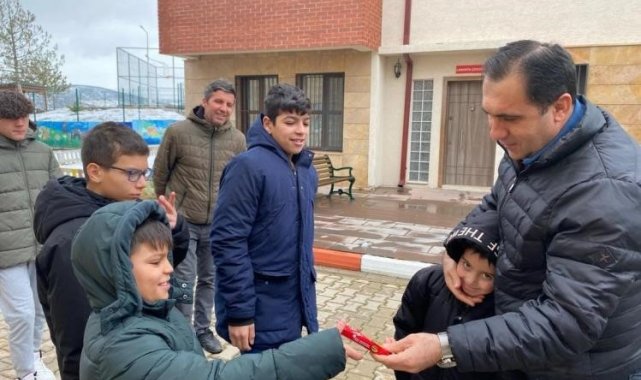 Çocuklara çikolata dağıttı