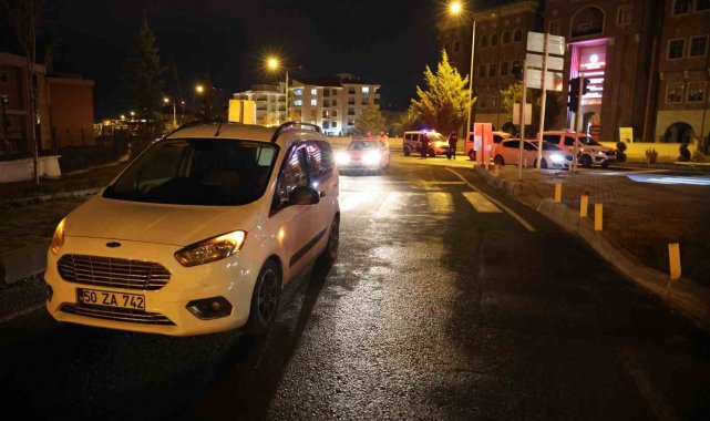 Dur ihtarına uymayan aracı, polis ekipleri ateş ederek durdurdu