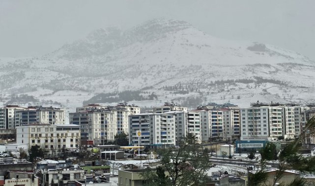 Ergani kar yağışı sonrası beyaza büründü