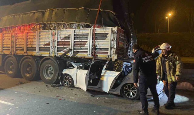 Esenler'deki feci kazada otomobil park halindeki tırın altına girdi: 2 yaralı