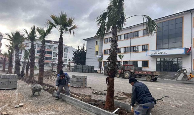 Ezine'de Gazi İlkokulu ve Gazi Ortaokulu'nda çocuk oyun alanları ve çevre düzenlemesi yapılıyor