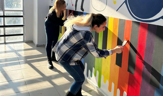 Fırçadan yansıyan notalar okul duvarını süsledi