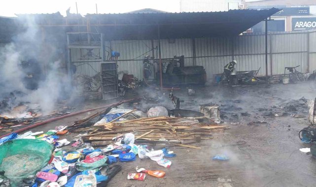 Gediz'de hurdalıkta çıkan yangın hasara neden oldu