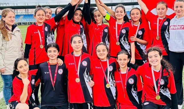 Gedizli kızlar futbolda il birincisi oldu