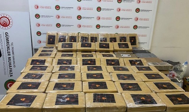 Gümrük Muhafaza ekipleri muz dolu konteynerde 77 kilogram kokain ele geçirdi