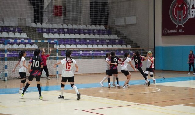 Hentbolun küçükleri Afyon'da yarışıyor
