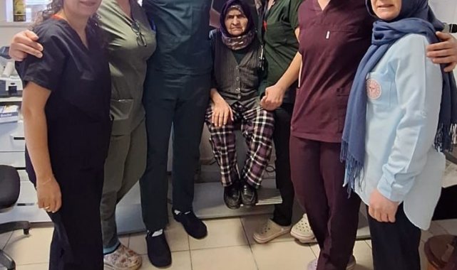 İki gözünde görme kaybı yaşayan yaşlı kadın tekrardan sağlığına kavuştu