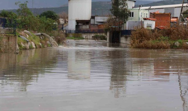 İzmir'de sağanak ve fırtına: Yollar göle döndü, şemsiyeler uçtu