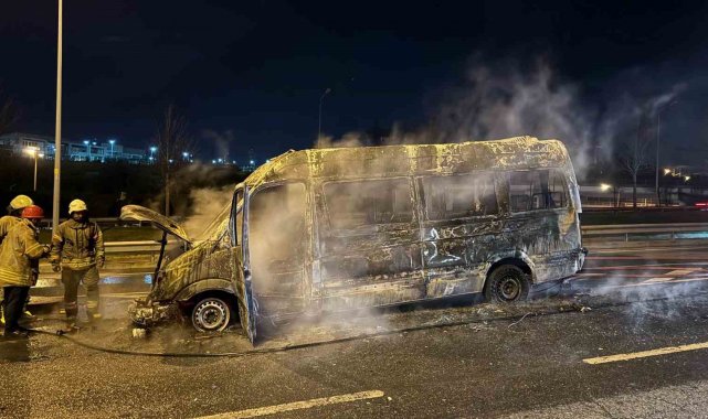 Kağıthane'de servis minibüsü yanarak kullanılamaz hale geldi