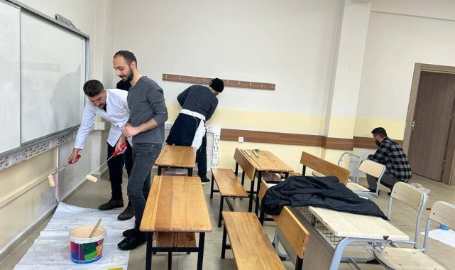Köy okulu öğretmenlerinden duyarlı davranış: Okulda boya tamirat tadilat yaptılar