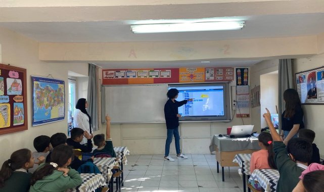 Kozan'da üniversite öğrencileri, teknolojiyle köy okullarına ışık tutuyor