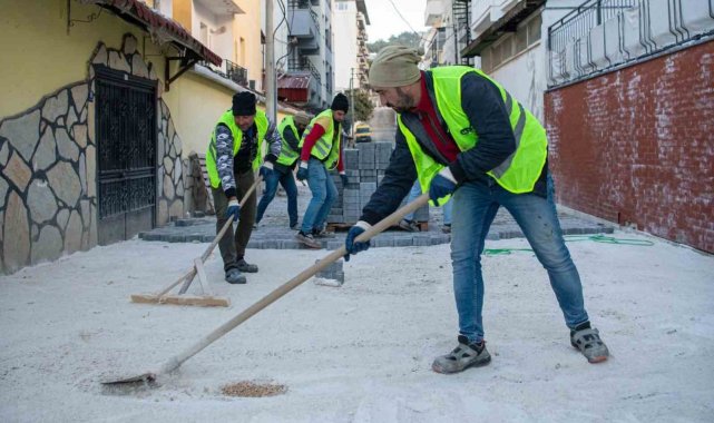 Kuşadası Belediyesi'nin yol mesaisi devam ediyor