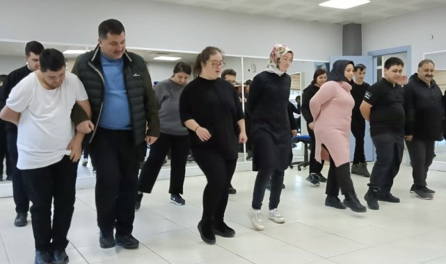 Kusursuz Kafenin kusursız çalışanları provada