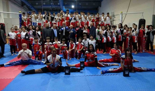 Kütahya'da kick boksta ulusal ve uluslararası yarışmalarda başarı elde eden sporcular ödüllendirildi