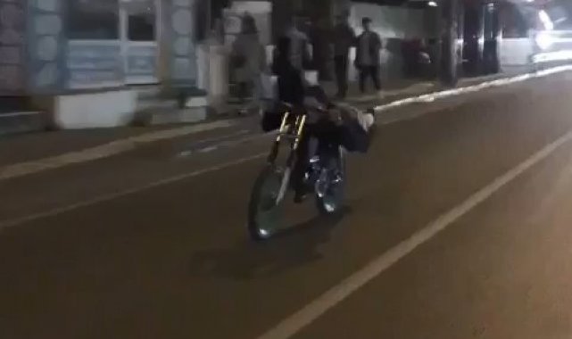 Motosikleti yatarak kullandı, ölümle dans etti