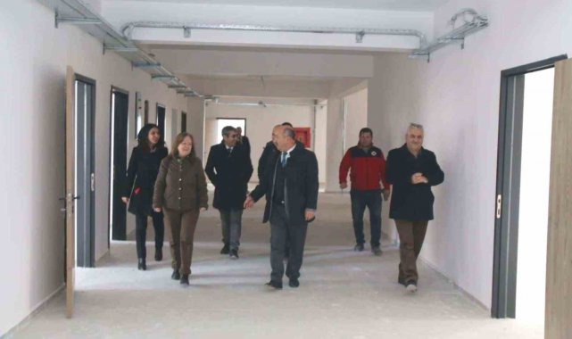 Müdür Başyiğit, yeniden inşa edilen ve güçlendirme çalışması yapılan okullarda incelemelerde bulundu