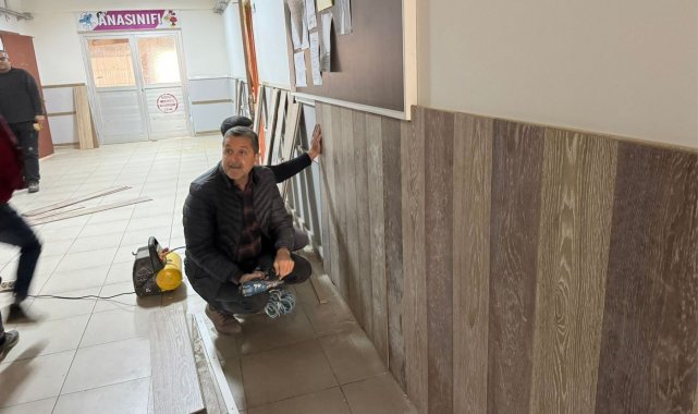 Müdür ve öğretmenler ara tatilde okulun bakım ve onarımını yapıyor