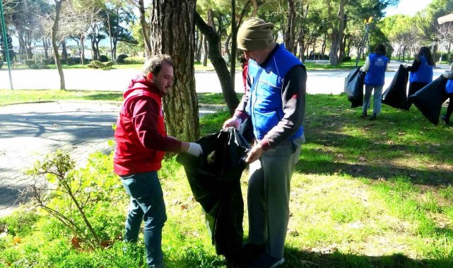 Muğla'da gönüllü öğrencilerden çevre temizliğinde örnek davranış
