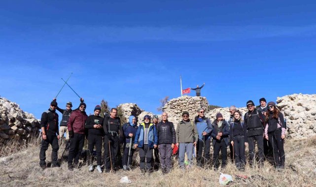 Oltu Tarmut Kalesi'nde İstiklal Marşı okuyup kupa maçında yaşanan olaylara tepki koydular