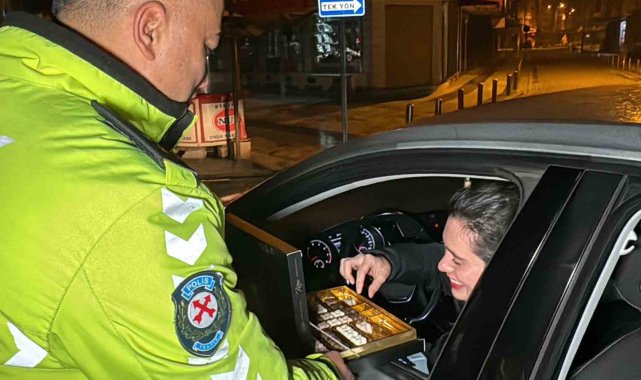 Polis bu sefer çikolata dağıttı