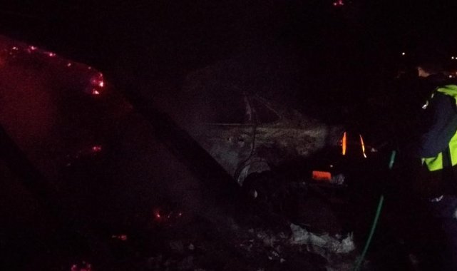 Samanlıkta çıkan yangın otomobili kullanılmaz hale getirdi
