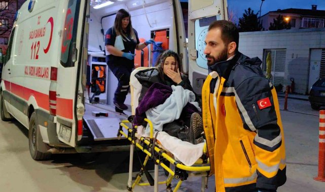 Sürücüsünün kontrolünden çıkan otomobil 2 yayaya çarptı; 1'i bebek 4 kişi yaralandı