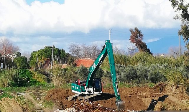 Tarihi taş köprüde DSİ tarafından yapılan temizlik çalışması memnun etmedi