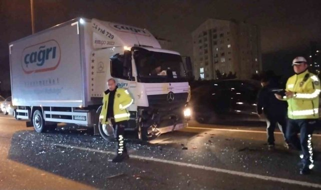 Tem Otoyolu'nda 3 araç zincirleme kazaya karıştı