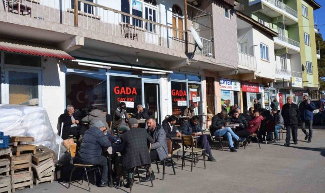 Tercan'da zemheri ayında vatandaşlar güneşli havanın tadını çıkarıyor