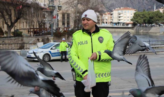 Trafik polisi küçük çocukla güvercinleri yemledi, görüntüleri yürekleri ısıttı