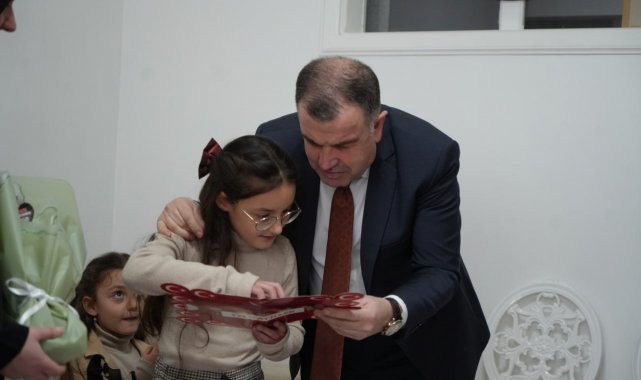 Vali amcasından evde öğrenim gören minik Nursima'ya karne sürprizi