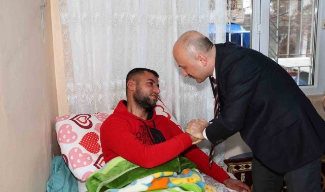 Vali Varol, yaralı askeri evinde ziyaret etti