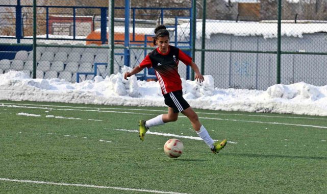 Van'ın milli futbolcusu Şilan performansıyla göz dolduruyor