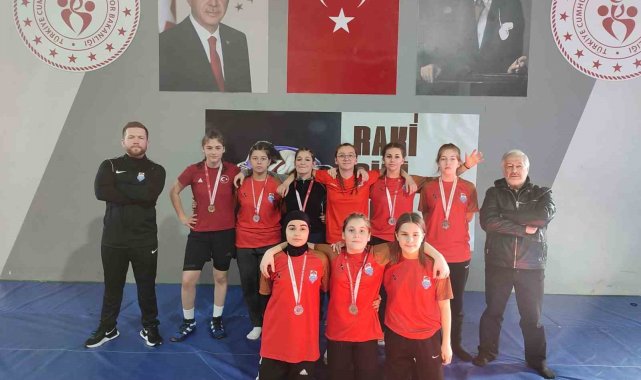 Yalova Belediyespor Kız Güreş Takımı'ndan büyük başarı