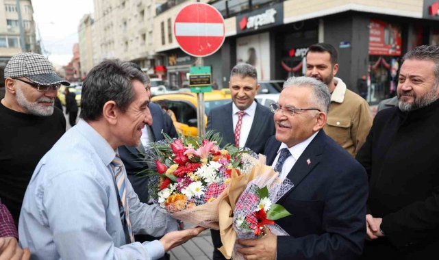 Yeraltı çarşısı esnafından Başkan Büyükkılıç'a çiçekli karşılama