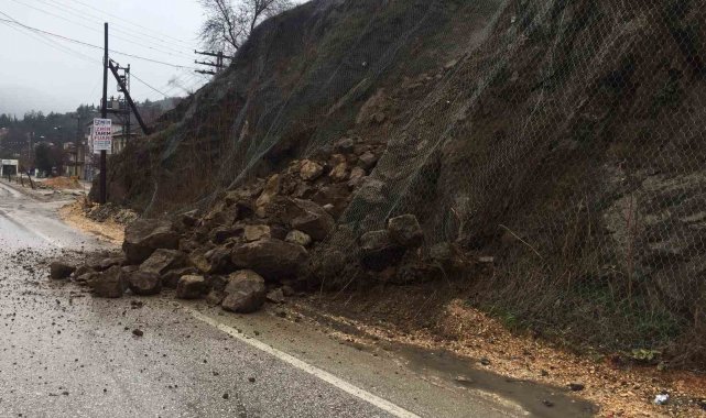 Yola düşen kaya parçaları trafiği aksattı