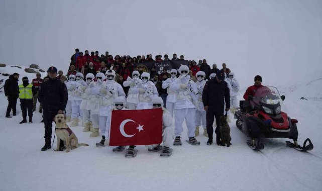 Zigana Dağı'nda JAK timlerinden üniversite öğrencilerine çığda arama eğitimi