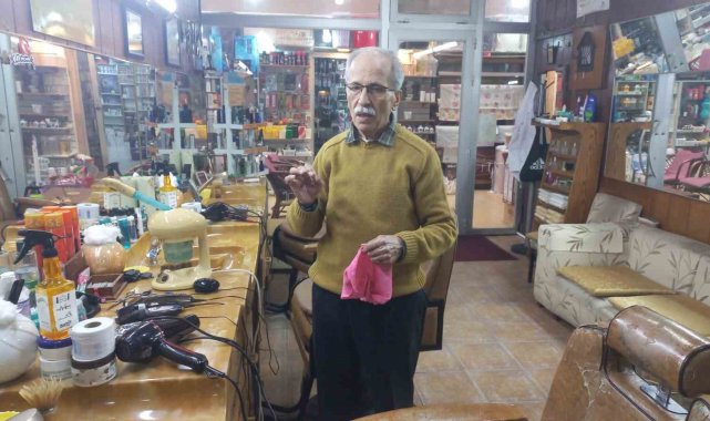 57 yıldır aynı mekanda saça ustalık yapıyor