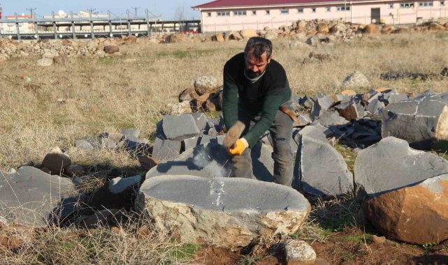 9 çocuk okutan baba, ekmeğini taştan çıkartıyor