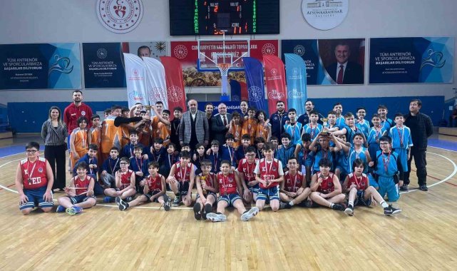Afyonkarahisar'da okul sporları küçükler basketbol müsabakaları tamamlandı