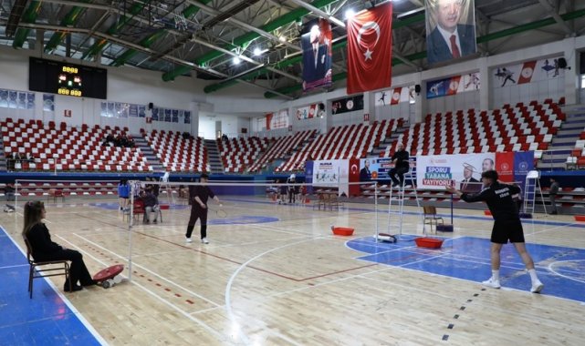 Ağrı'da gençler badmintonta yarıştı
