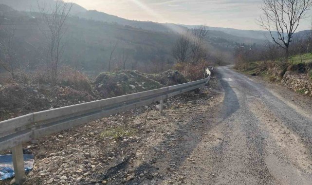 Alaplı'da tehlikeli yollara çelik bariyer yerleştiriliyor