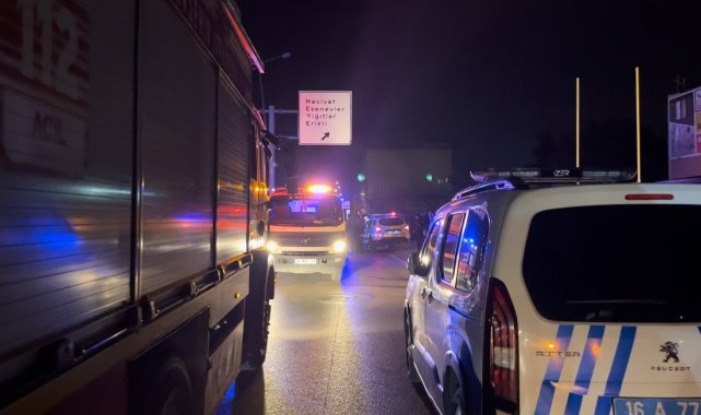 Alkollü sürücü yol ayrımındaki direğe çarptı: 3 arkadaş otomobilde sıkıştı