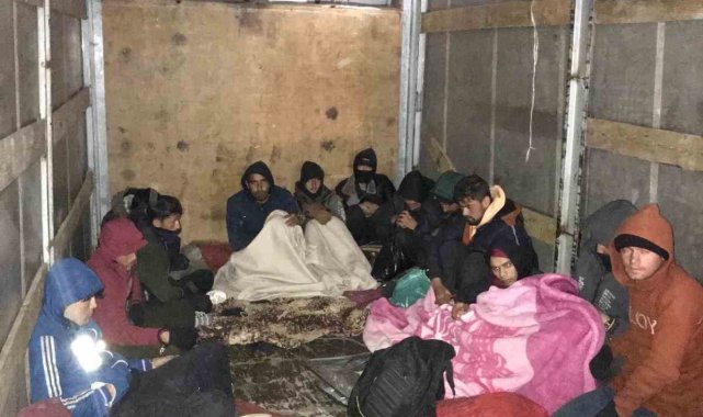 Amasya'da 13 kaçak göçmen yakalandı, 2 kişi tutuklandı