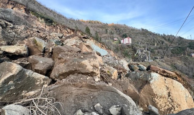 Artvin'de dev kayalar mahalleyi teğet geçti